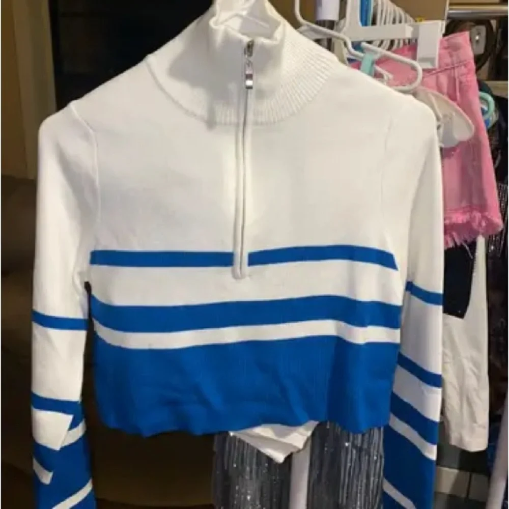 Sexy preppy tennis 🎾 look. Blue and White Pleated Mini Skirt & quarter zip crop